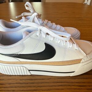 Women’s Nike Court Legacy Lift Size 6.5
